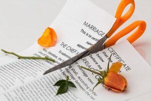 Matrimonio breve e assegno di mantenimento: ecco cosa prevede la legge e come viene quantificato l'assegno in seguito a un divorzio.