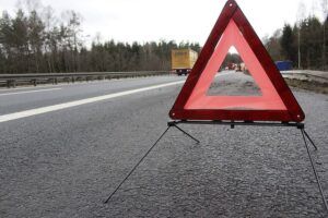 Incidente stradale con auto senza assicurazione, come è possibile ottenere un risarcimento danni per quanto patito? Cosa prevede la legge?